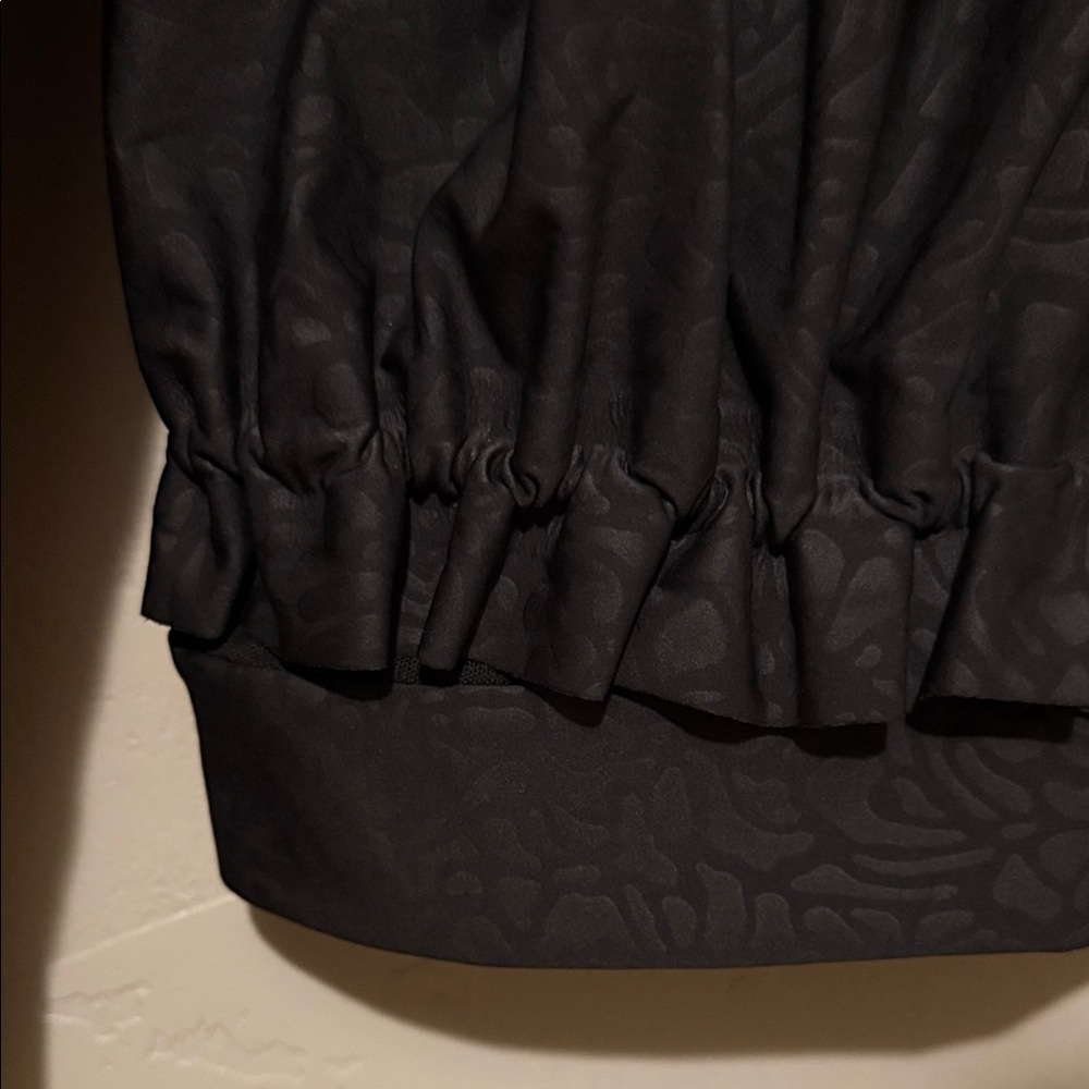 Lululemon Athletica Black Patterned Sweatshirt with Ruched Back Hemline - Picture 7 of 10